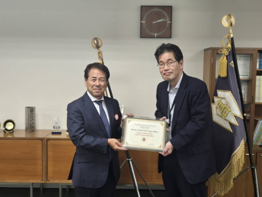 江戸川学園取手中・高等学校 山本校長（右）とPCDグローバルキャンパス・ジャパン スクールマスター 高瀬重臣（左）