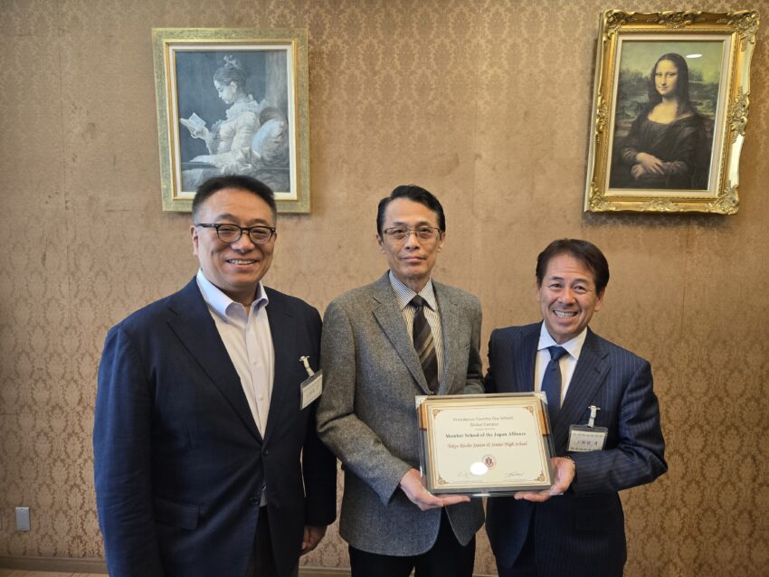 ENN/一般社団法人次世代教育ネットワーキング機構 チーフコンサルタント 松村様(左)、東京立正中学校・高等学校 梅沢校長(中央)、とPCDグローバルキャンパス・ジャパン スクールマスター 高瀬 重臣(左)